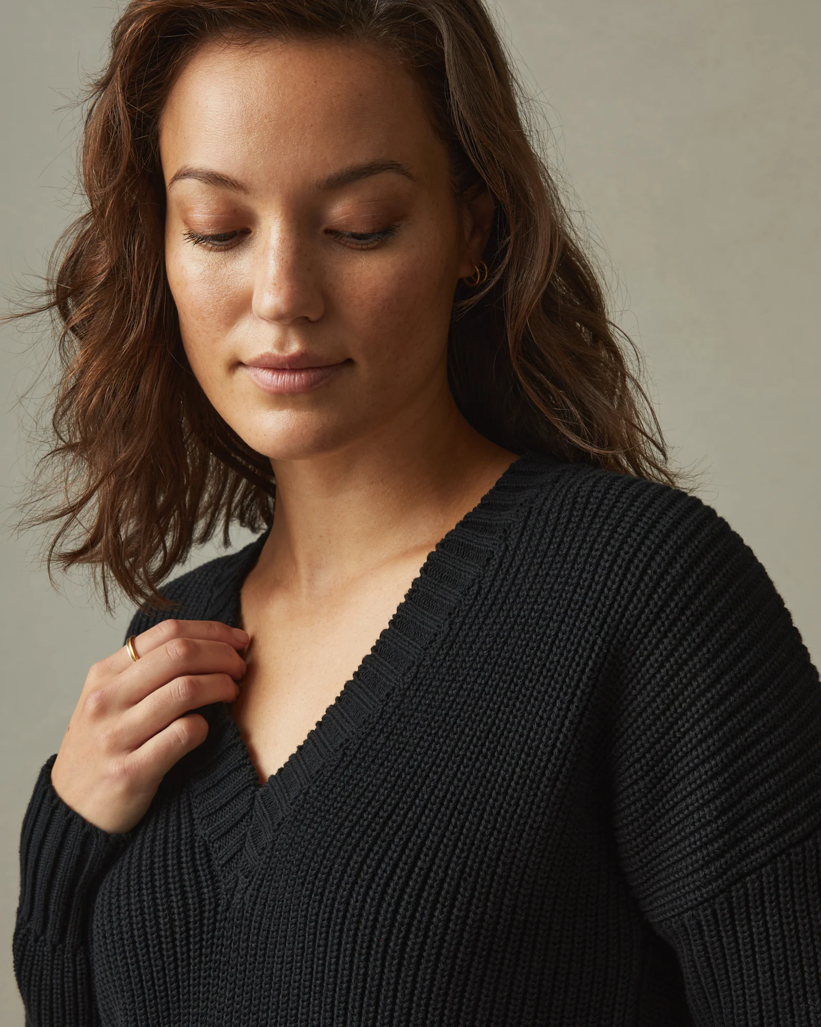 Women's Chunky Cotton V-Neck Sweater - Black - Image 4