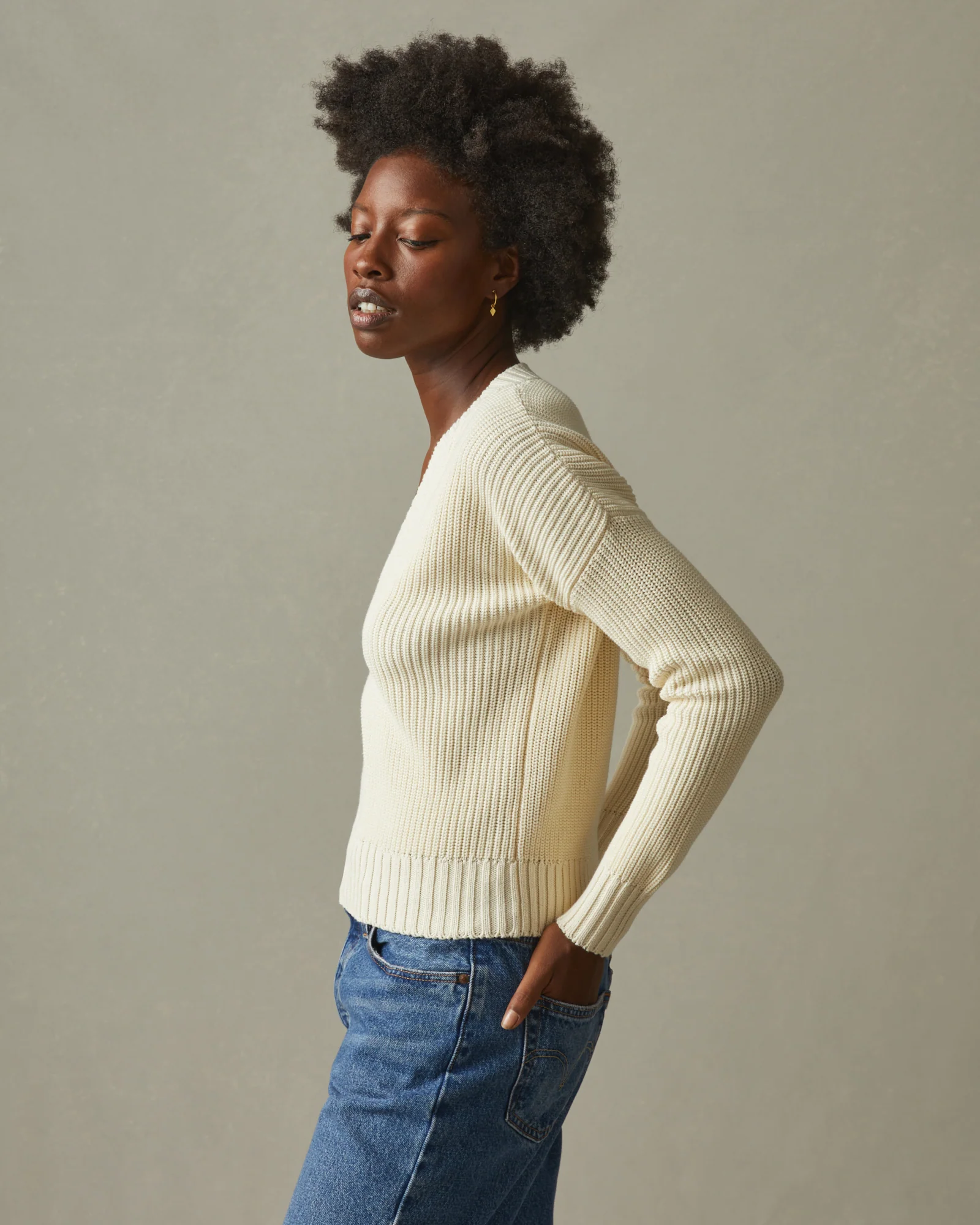 Women's Chunky Cotton V-Neck Sweater - Creme - Image 2