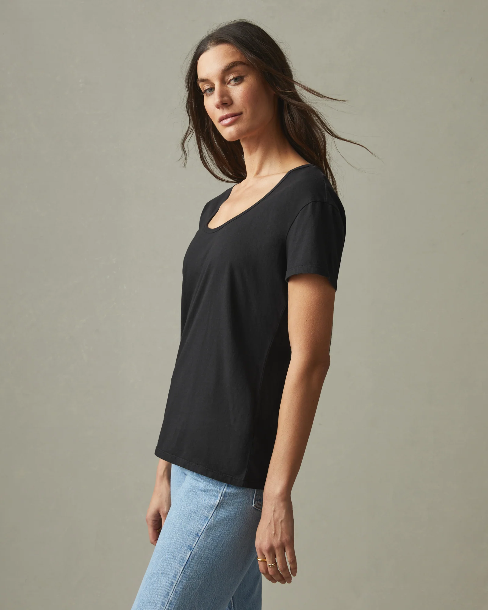 Women's Classic Cotton Scoop Tee - Black - Image 2